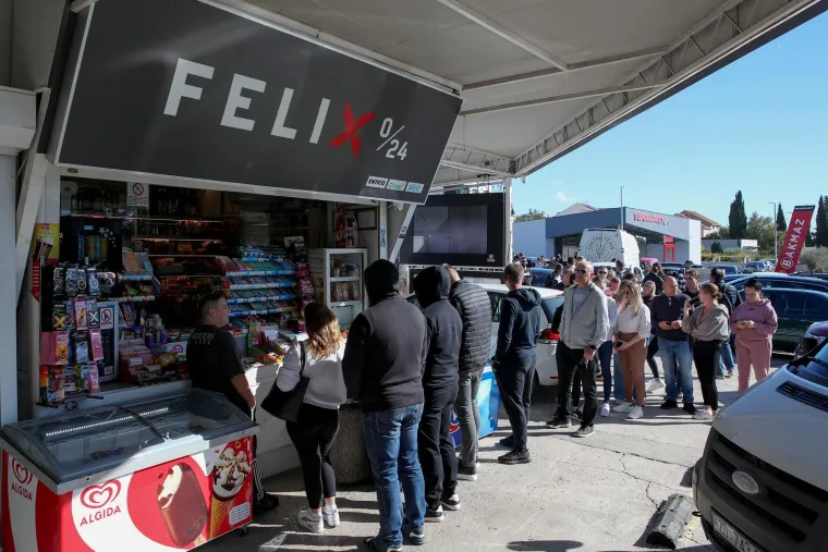 Ludnica za Thompsonom: Redovi u Zadru i Zagrebu kilometarski zbog ulaznica