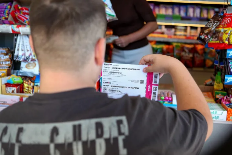 Ludnica za Thompsonom: Redovi u Zadru i Zagrebu kilometarski zbog ulaznica