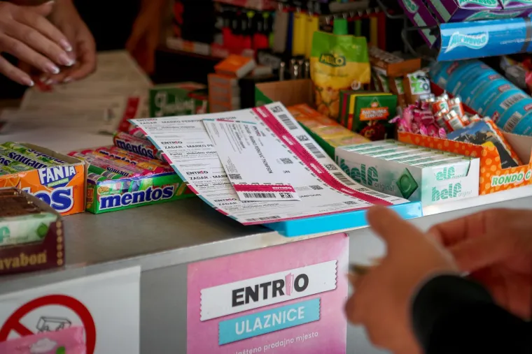 Ludnica za Thompsonom: Redovi u Zadru i Zagrebu kilometarski zbog ulaznica