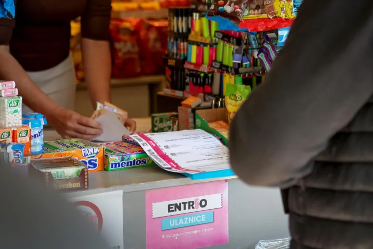 Ludnica za Thompsonom: Redovi u Zadru i Zagrebu kilometarski zbog ulaznica