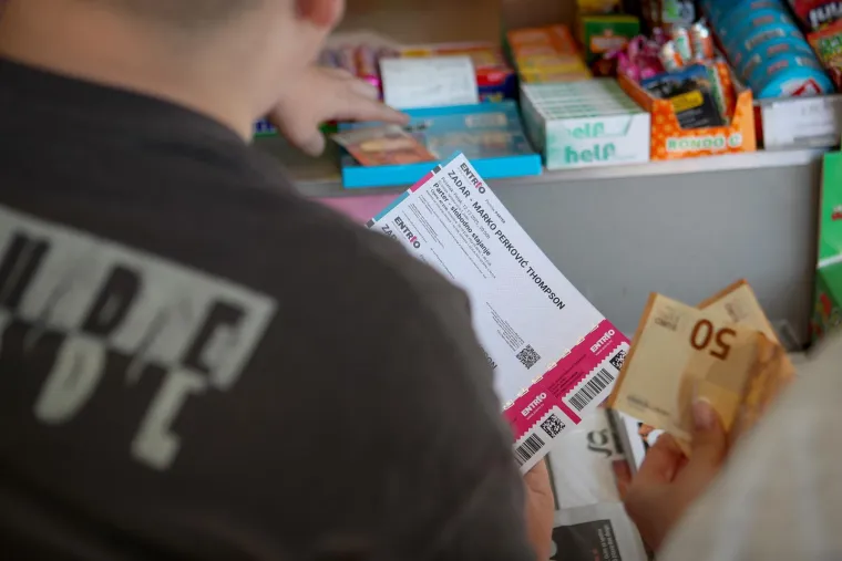 Ludnica za Thompsonom: Redovi u Zadru i Zagrebu kilometarski zbog ulaznica