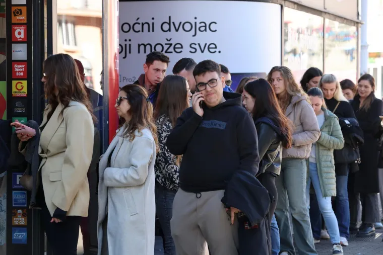 Ludnica za Thompsonom: Redovi u Zadru i Zagrebu kilometarski zbog ulaznica