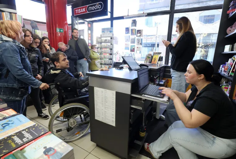 Ludnica za Thompsonom: Redovi u Zadru i Zagrebu kilometarski zbog ulaznica