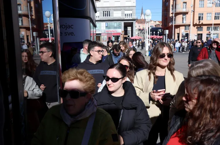 Ludnica za Thompsonom: Redovi u Zadru i Zagrebu kilometarski zbog ulaznica