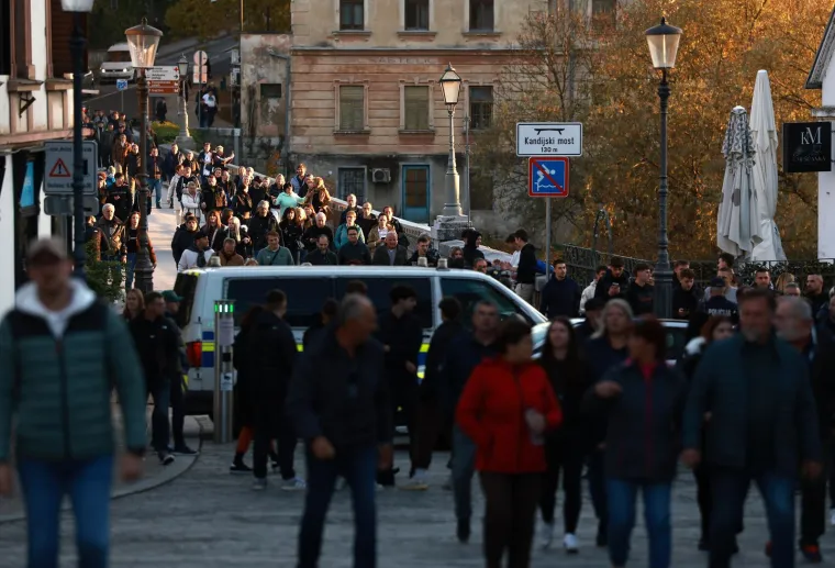 Slovenija na nogama! Prepune ulice Novog Mesta zbog smrti Ale&scaron;a &Scaron;utara, pogledajte prizore