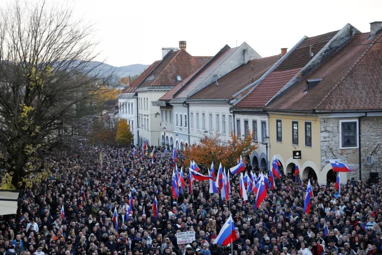 Slovenija na nogama! Prepune ulice Novog Mesta zbog smrti Ale&scaron;a &Scaron;utara, pogledajte prizore
