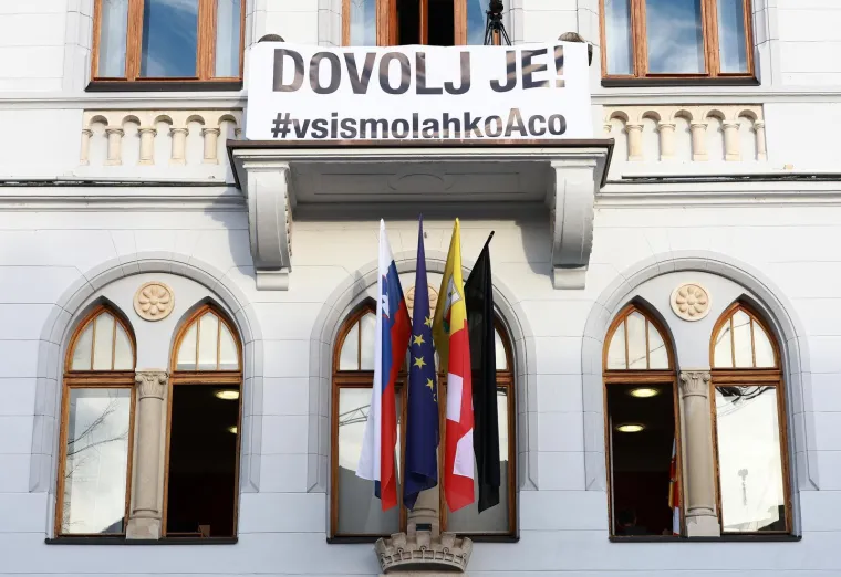 Slovenija na nogama! Prepune ulice Novog Mesta zbog smrti Ale&scaron;a &Scaron;utara, pogledajte prizore