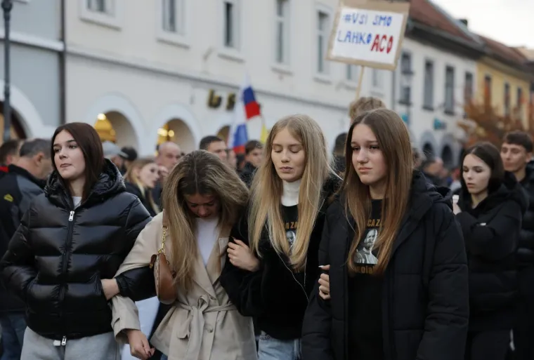 Slovenija na nogama! Prepune ulice Novog Mesta zbog smrti Ale&scaron;a &Scaron;utara, pogledajte prizore