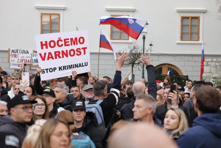 Slovenija na nogama! Prepune ulice Novog Mesta zbog smrti Ale&scaron;a &Scaron;utara, pogledajte prizore