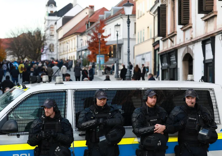 Slovenija na nogama! Prepune ulice Novog Mesta zbog smrti Ale&scaron;a &Scaron;utara, pogledajte prizore