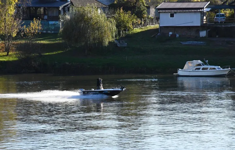 Dvije plavuše privukle sve poglede u opuštenoj šetnji uz Savu: Pogledajte atmosferu