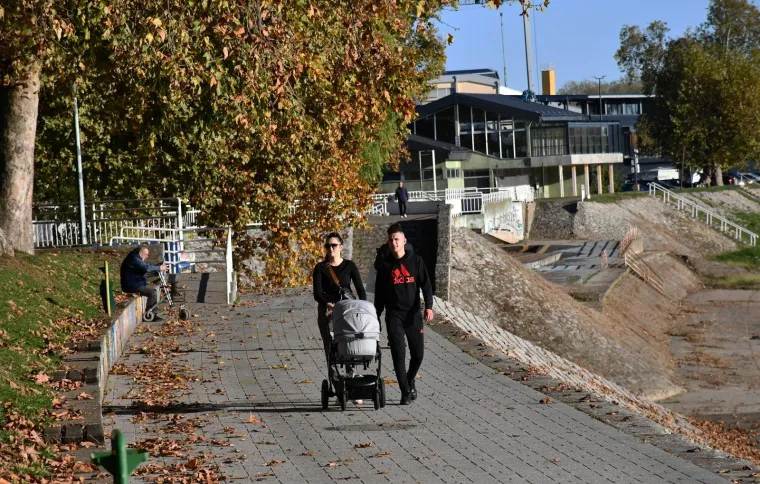 Dvije plavuše privukle sve poglede u opuštenoj šetnji uz Savu: Pogledajte atmosferu