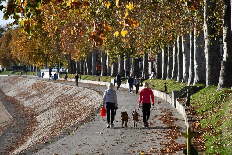 Dvije plavuše privukle sve poglede u opuštenoj šetnji uz Savu: Pogledajte atmosferu