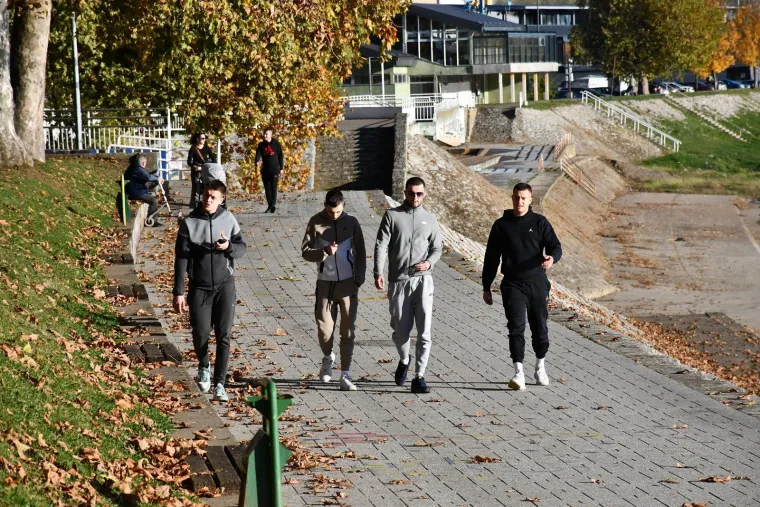 Dvije plavuše privukle sve poglede u opuštenoj šetnji uz Savu: Pogledajte atmosferu