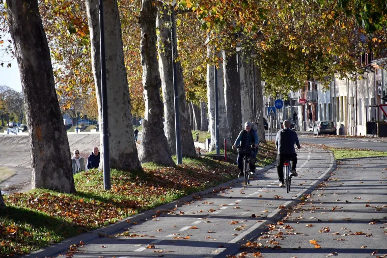 Dvije plavuše privukle sve poglede u opuštenoj šetnji uz Savu: Pogledajte atmosferu