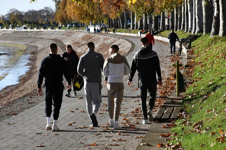 Dvije plavuše privukle sve poglede u opuštenoj šetnji uz Savu: Pogledajte atmosferu