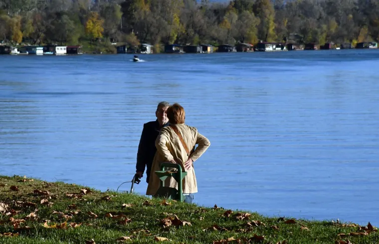 Dvije plavuše privukle sve poglede u opuštenoj šetnji uz Savu: Pogledajte atmosferu