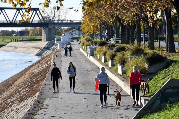 Dvije plavuše privukle sve poglede u opuštenoj šetnji uz Savu: Pogledajte atmosferu