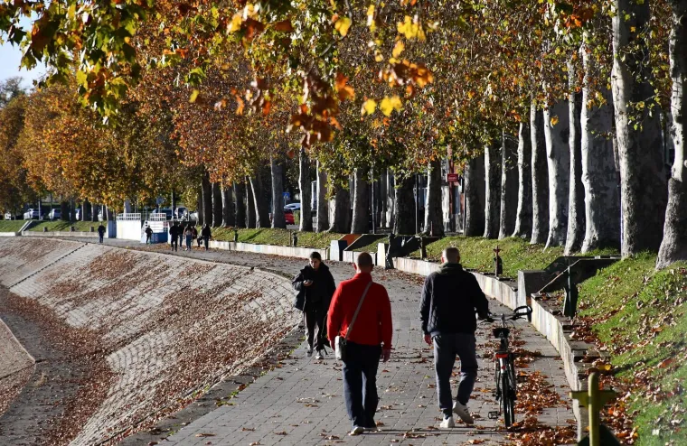 Dvije plavu&scaron;e privukle sve poglede u opu&scaron;tenoj &scaron;etnji uz Savu: Pogledajte atmosferu