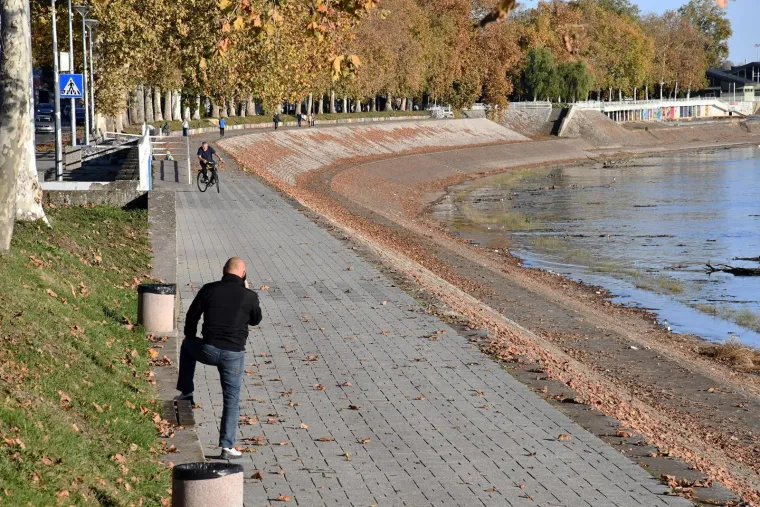Dvije plavu&scaron;e privukle sve poglede u opu&scaron;tenoj &scaron;etnji uz Savu: Pogledajte atmosferu