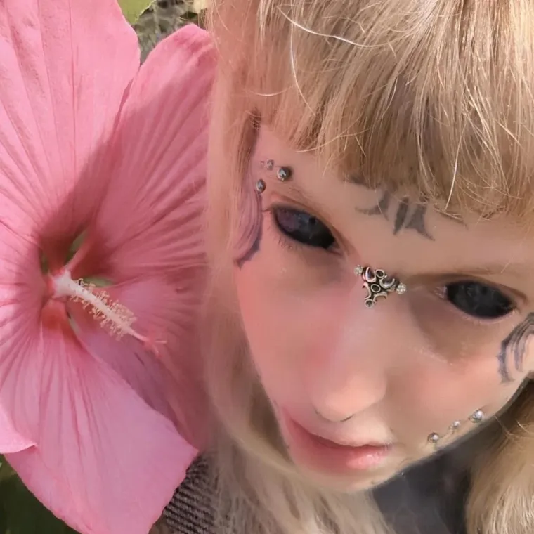 Bila je prelijepa djevojčica, a sada joj se zgražaju: Postala je živo platno i ne misli stati