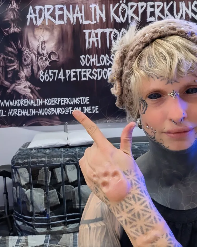 Bila je prelijepa djevojčica, a sada joj se zgražaju: Postala je živo platno i ne misli stati