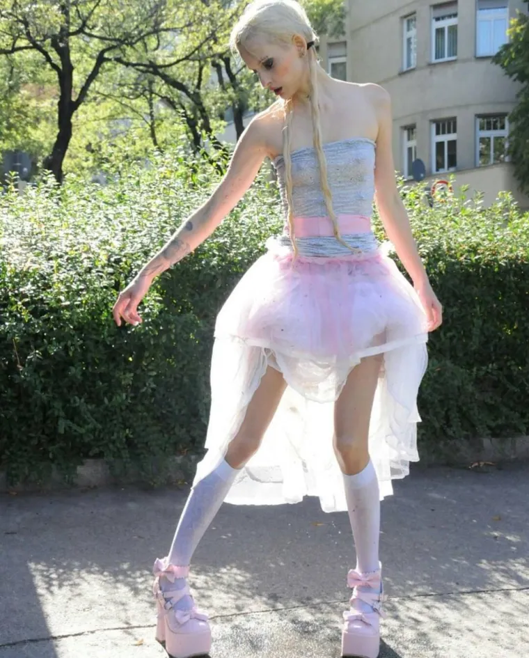 Bila je prelijepa djevojčica, a sada joj se zgražaju: Postala je živo platno i ne misli stati