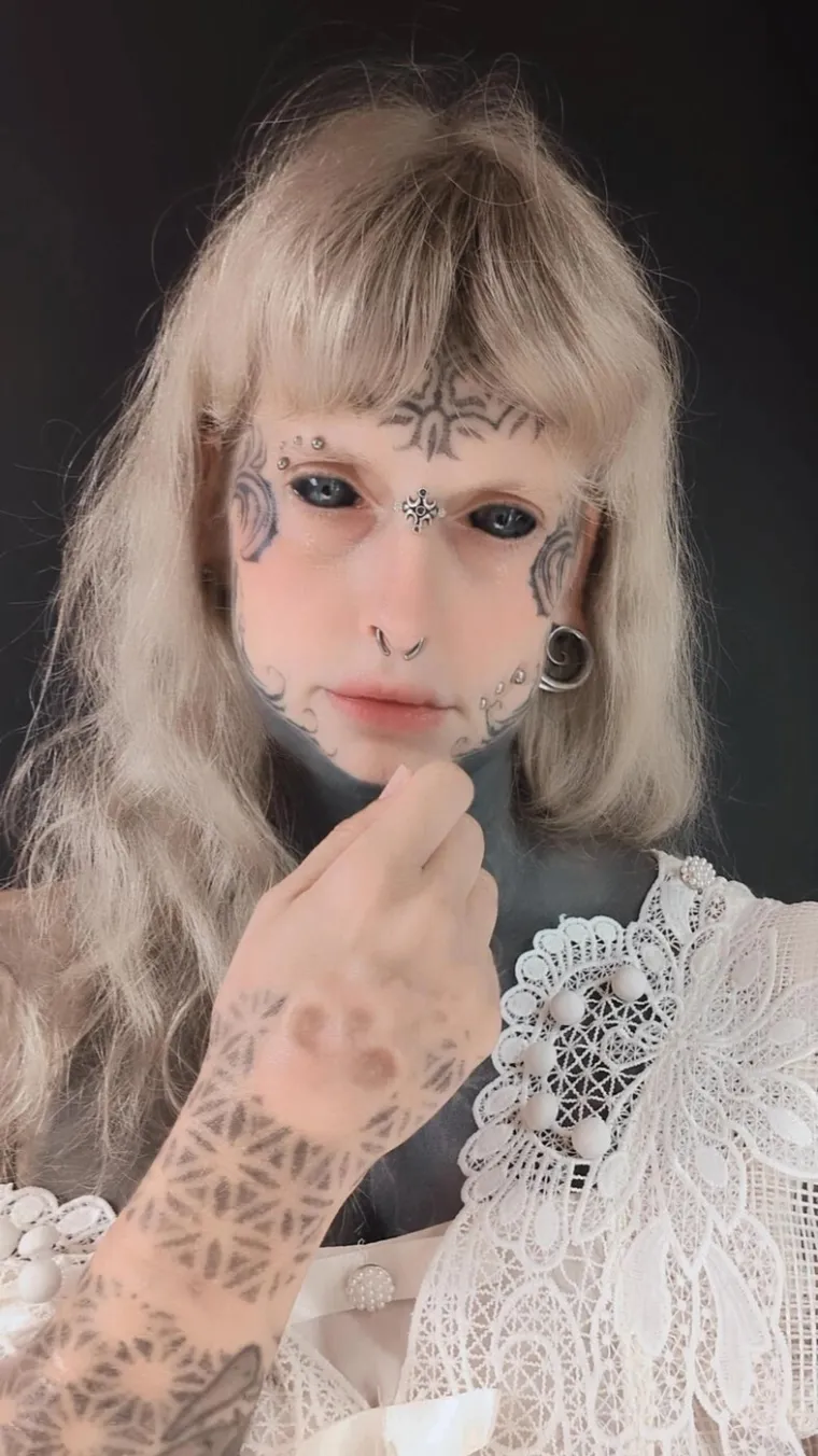 Bila je prelijepa djevojčica, a sada joj se zgražaju: Postala je živo platno i ne misli stati