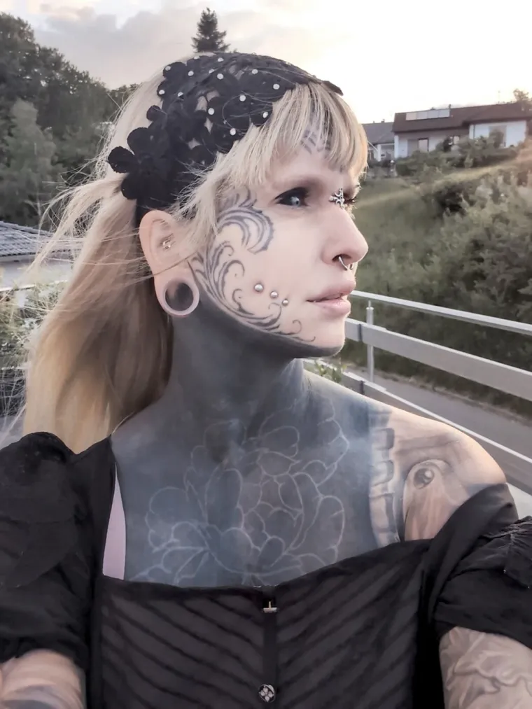 Bila je prelijepa djevojčica, a sada joj se zgražaju: Postala je živo platno i ne misli stati