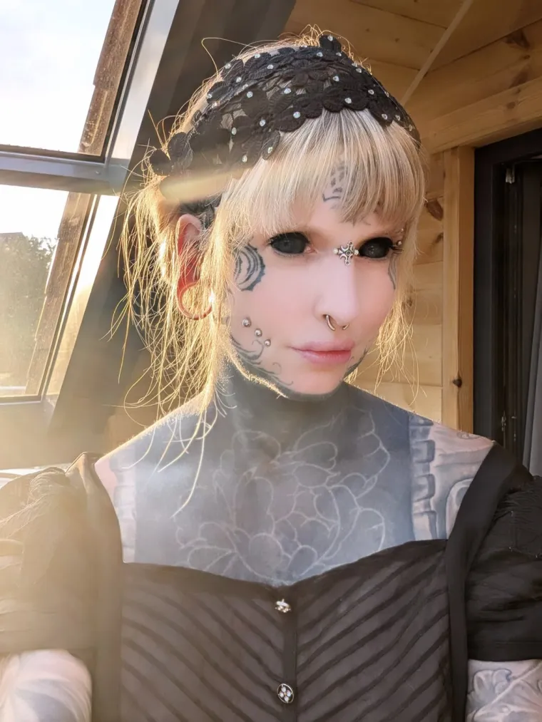 Bila je prelijepa djevojčica, a sada joj se zgražaju: Postala je živo platno i ne misli stati