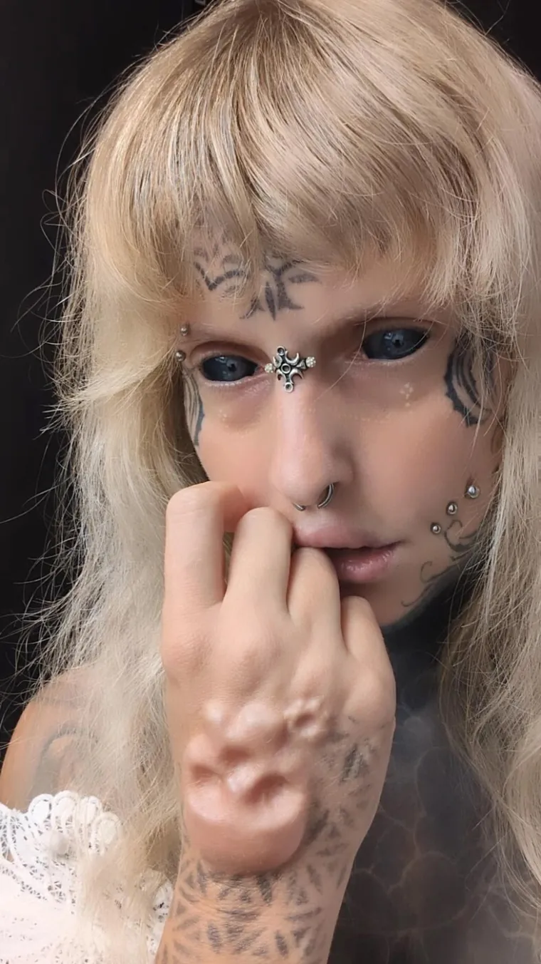 Bila je prelijepa djevojčica, a sada joj se zgražaju: Postala je živo platno i ne misli stati