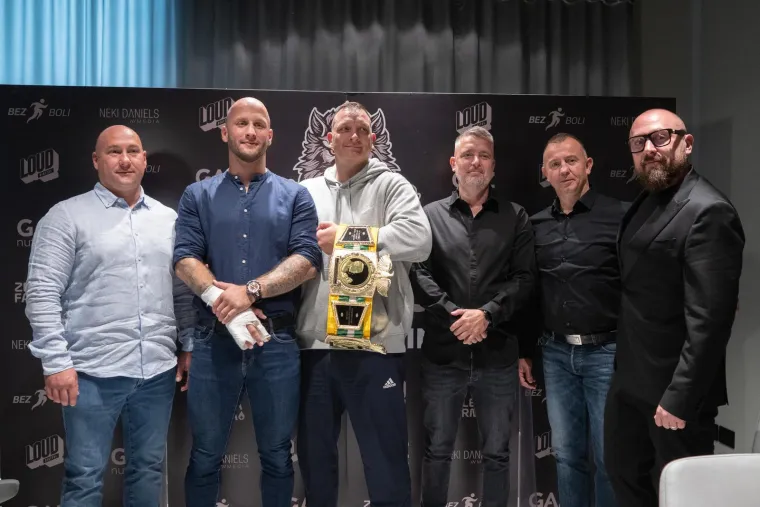 Hrvatski nokauter održao pressicu na kojoj su svi gledali detalj na desnoj šaci