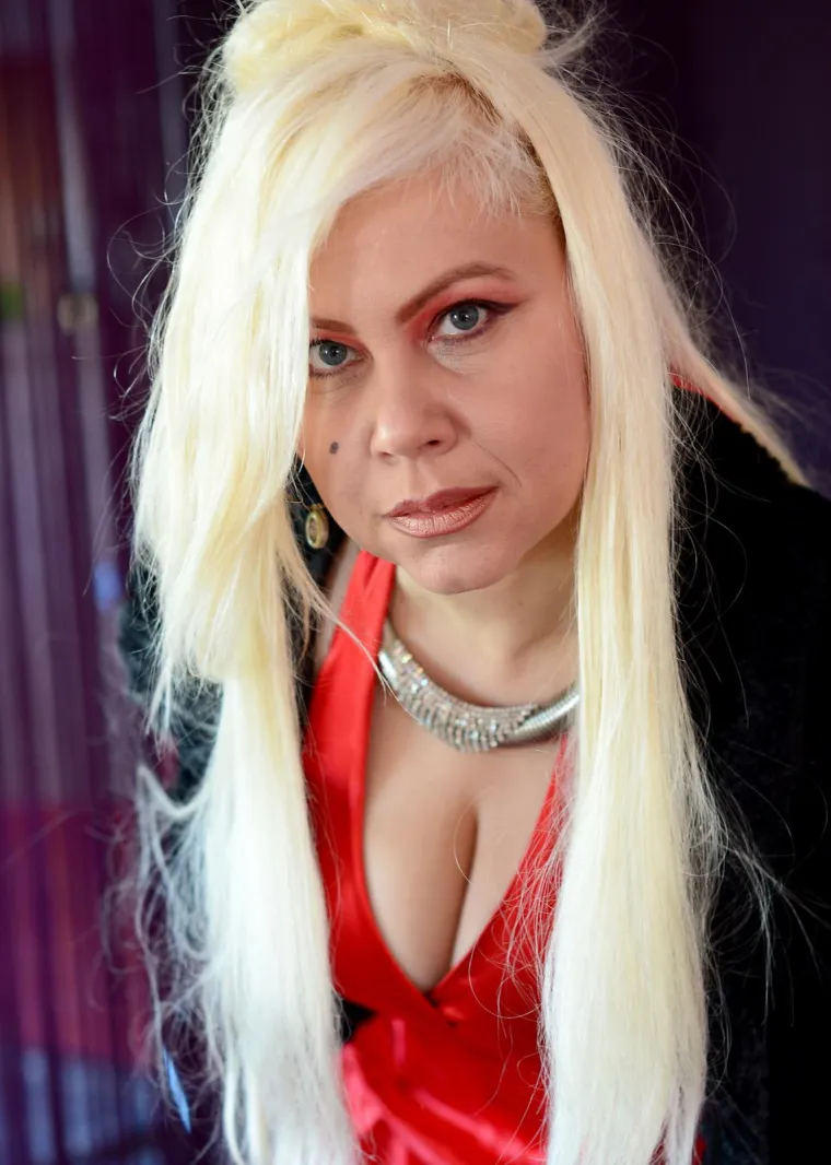 Nikita 90-ih furala rokerski stil: Ovo je ona danas, na starim fotografijama neprepoznatljiva