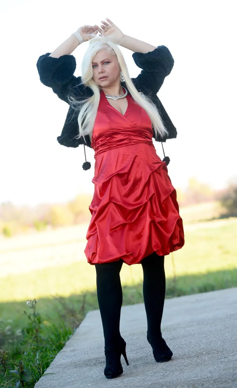 Nikita 90-ih furala rokerski stil: Ovo je ona danas, na starim fotografijama neprepoznatljiva