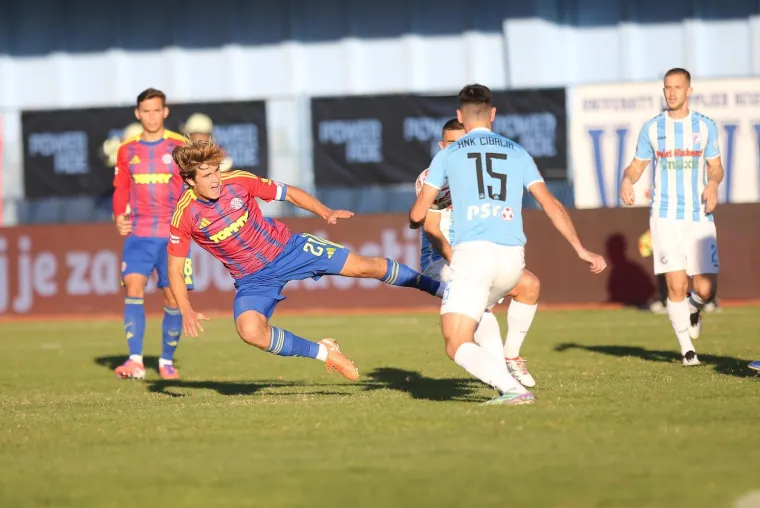 Rat na terenu i na trbinima! Ultrasi nadglasali Torcidu i poslali poruku koja je razgalila Hrvate