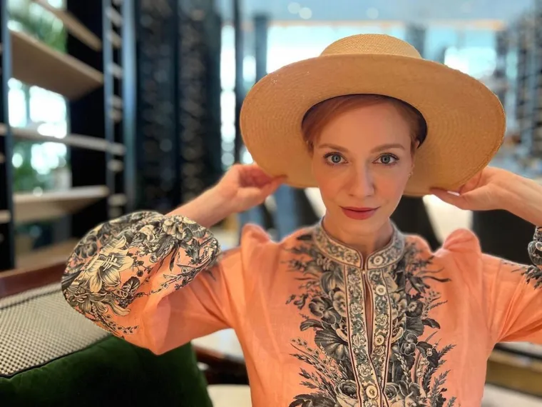 Nazivaju je najseksi crvenokosom Hollywooda: Bujne obline zvijezde 'Mad Mena' i dalje su hit tema