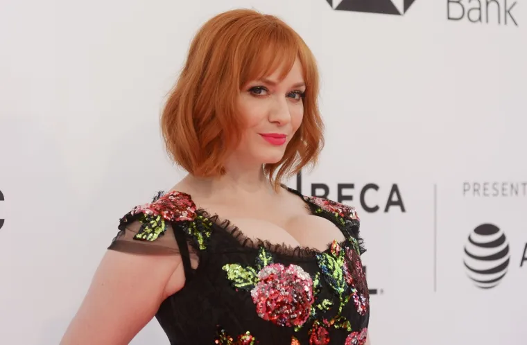 Nazivaju je najseksi crvenokosom Hollywooda: Bujne obline zvijezde 'Mad Mena' i dalje su hit tema