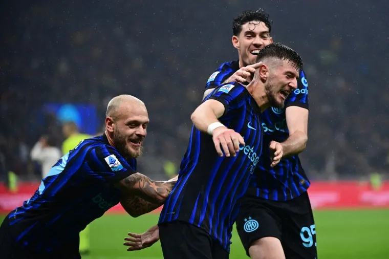 Pogledajte samo tu sreću! Sučić zabio prvijenac, ali sve zanima koga je pozdravljao na tribinama