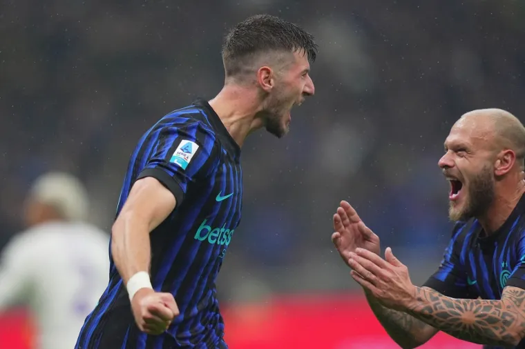 Pogledajte samo tu sreću! Sučić zabio prvijenac, ali sve zanima koga je pozdravljao na tribinama