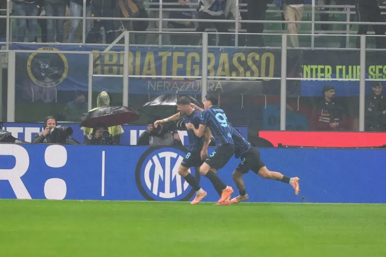 Pogledajte samo tu sreću! Sučić zabio prvijenac, ali sve zanima koga je pozdravljao na tribinama