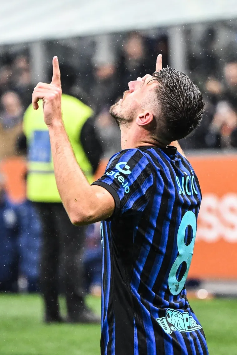 Pogledajte samo tu sreću! Sučić zabio prvijenac, ali sve zanima koga je pozdravljao na tribinama