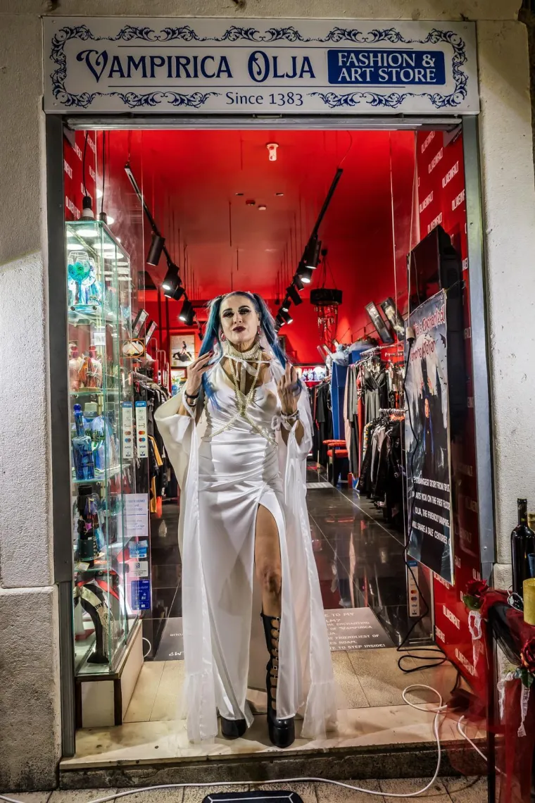 Noć vještica u Splitu: Vampirica Olja Einfalt otvorila muzej pun mistike, humora i adrenalina