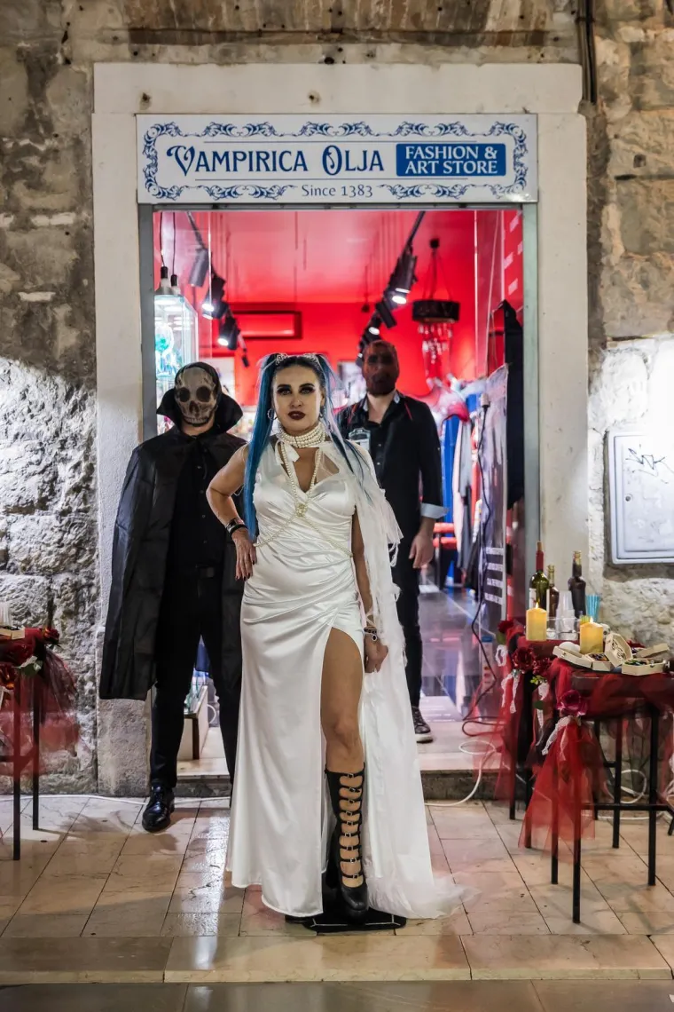 Noć vještica u Splitu: Vampirica Olja Einfalt otvorila muzej pun mistike, humora i adrenalina