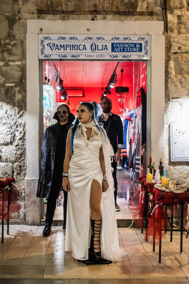 Noć vje&scaron;tica u Splitu: Vampirica Olja Einfalt otvorila muzej pun mistike, humora i adrenalina