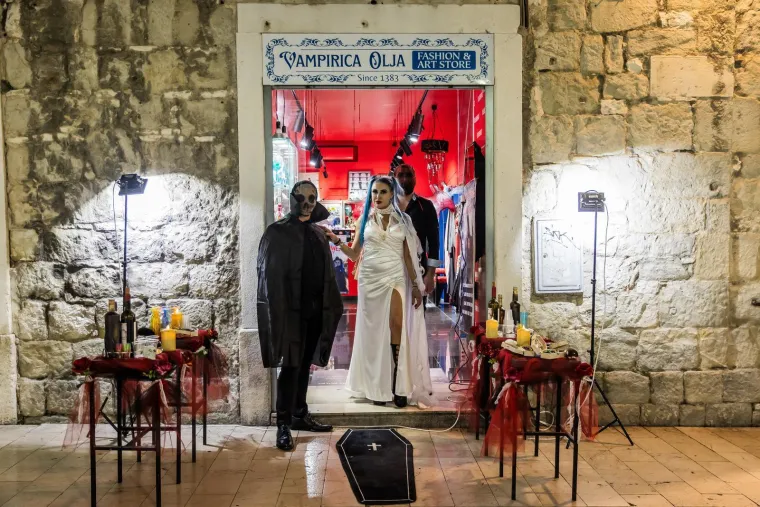 Noć vje&scaron;tica u Splitu: Vampirica Olja Einfalt otvorila muzej pun mistike, humora i adrenalina