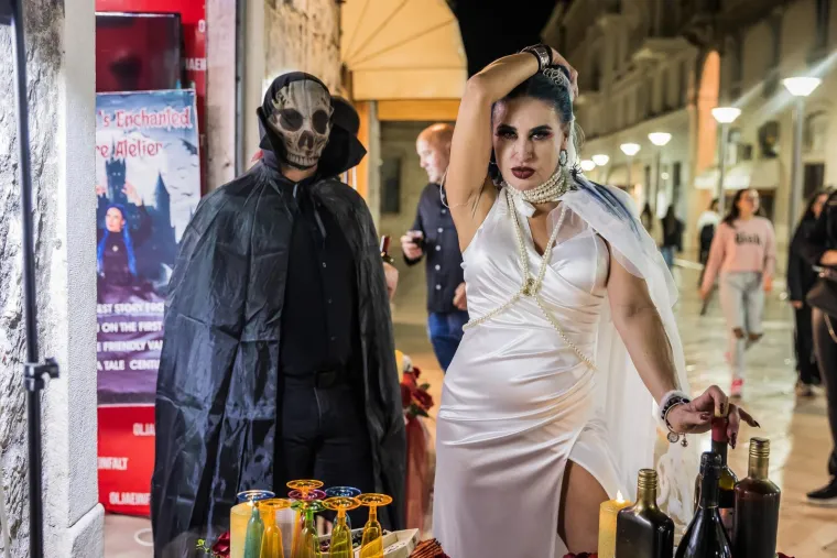 Noć vještica u Splitu: Vampirica Olja Einfalt otvorila muzej pun mistike, humora i adrenalina
