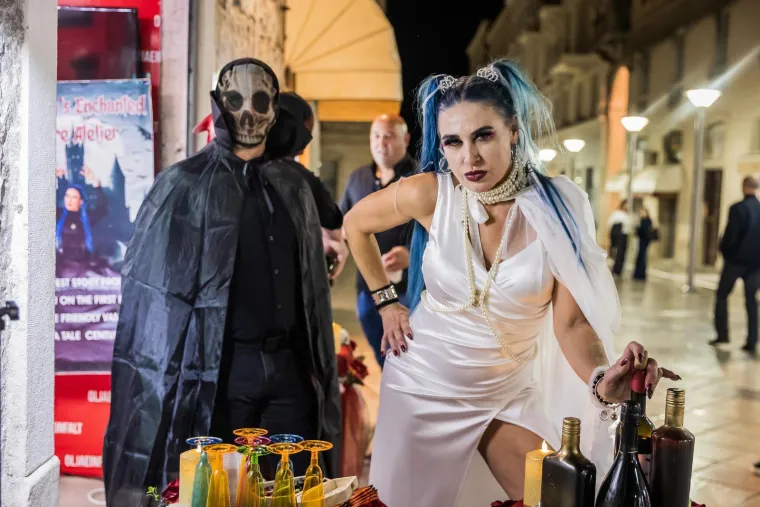 Noć vje&scaron;tica u Splitu: Vampirica Olja Einfalt otvorila muzej pun mistike, humora i adrenalina