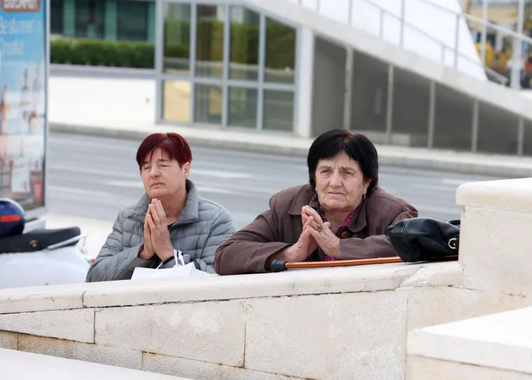 Klanjanjem odgovorili na Noć vje&scaron;tica, jutros ponovno molitelji na trgovima