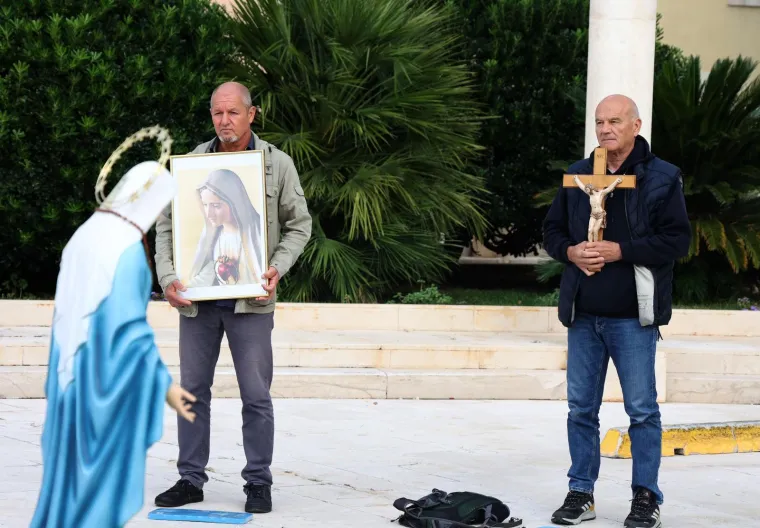 Klanjanjem odgovorili na Noć vje&scaron;tica, jutros ponovno molitelji na trgovima