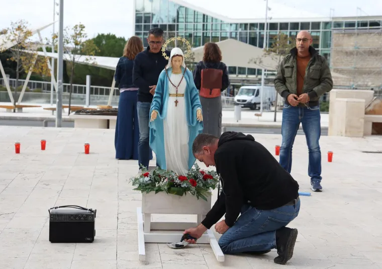 Klanjanjem odgovorili na Noć vje&scaron;tica, jutros ponovno molitelji na trgovima